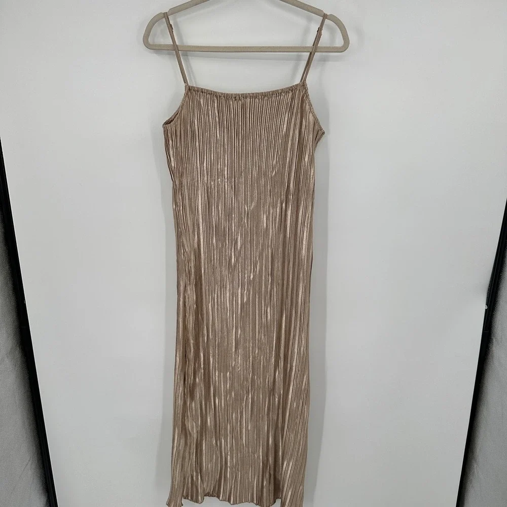 New Petal & Pup Gold Shimmer Women's Liza Pleated Maxi Slip Dress Large‎